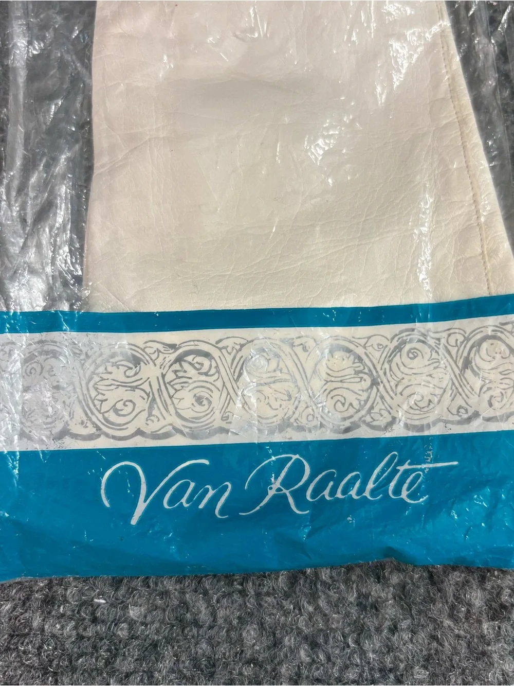 White Leather Gloves with Scalloped Cuff